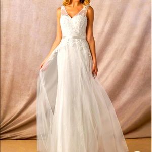 NEW! A modern design for a modern bride, Robyn has a gorgeous fit and flare.